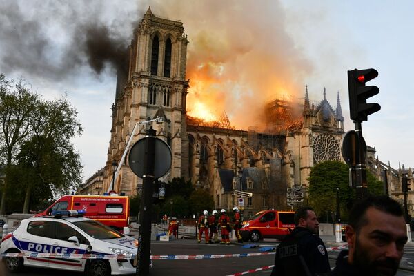 آتش سوزی در کلیسای نوتردام در پاریس - اسپوتنیک ایران  