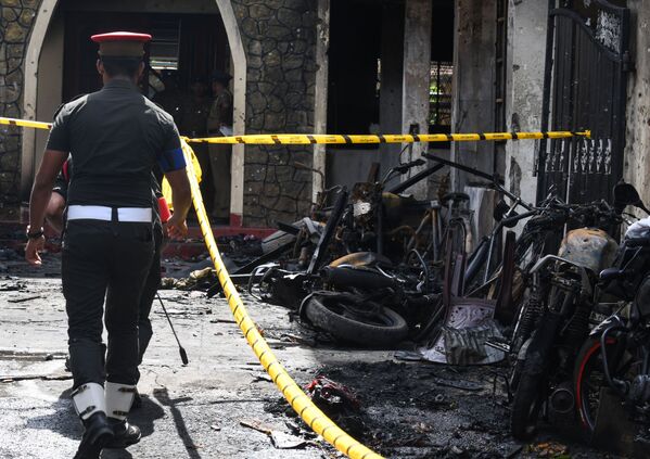 پلیس در محل حادثه انفجارها در سریلانکا - اسپوتنیک ایران  