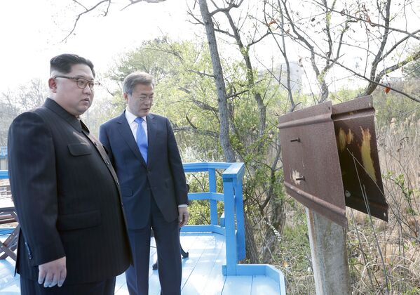 رهبر کره شمالی و رئیس جمهور کره جنوبی در زمان دیدارشان در کره جنوبی - اسپوتنیک ایران  