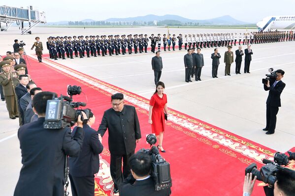 رهبر کره شمالی و همسرش در فرودگاه بین المللی پیونگ یانگ - اسپوتنیک ایران  