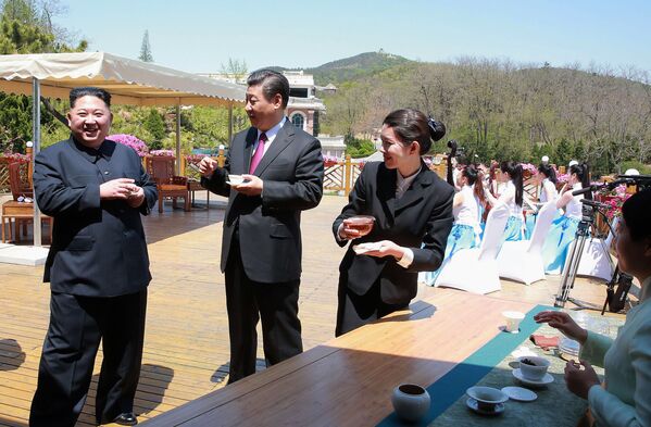 رهبرکره شمالی در حال نوشیدن چای با رهبر چین در شهر دالیان چین - اسپوتنیک ایران  