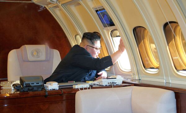 رهبر کره شمالی در هواپیمای شخصی خود قبل از سفر به پکن - اسپوتنیک ایران  