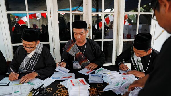 مرگ 92 نفر به علت کار بیش از حد در هنگام شمارش آرا در انتخابات اندونزی - اسپوتنیک ایران  
