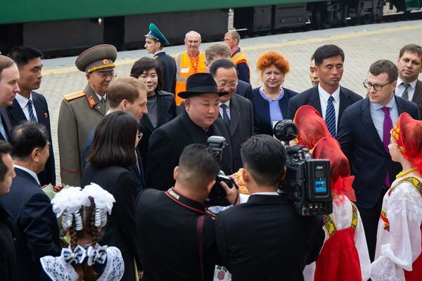 کیم جونگ اون، رهبر کره شمالی در ایستگاه راه آهن خاسان در استان پریموریه  روسیه - اسپوتنیک ایران  