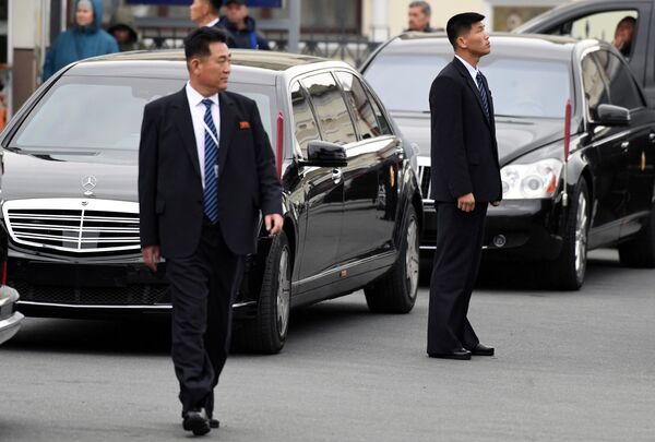 محافظان در کنار خودروی کیم جونگ اون، رهبر کره شمالی در شهر ولادی وستوک روسیه - اسپوتنیک ایران  