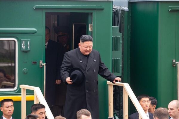 ورود  کیم جونگ اون، رهبر کره شمالی به ایستگاه راه آهن خاسان در استان پریموریه  روسیه - اسپوتنیک ایران  
