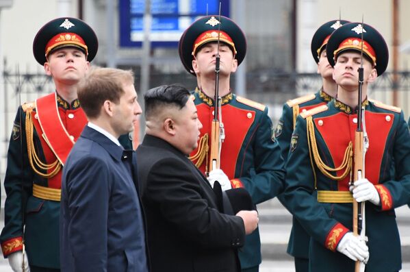 کیم جونگ اون، رهبر کره شمالی در مراسم رسمی استقبال در شهر ولادی وستوک روسیه - اسپوتنیک ایران  