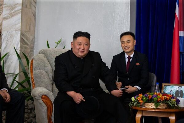 ورود  کیم جونگ اون، رهبر کره شمالی به ایستگاه راه آهن خاسان در استان پریموریه  روسیه - اسپوتنیک ایران  