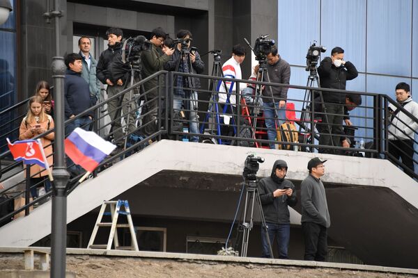 خبرنگاران  در ایستگاه راه آهن شهر ولادی وستوک روسیه - اسپوتنیک ایران  