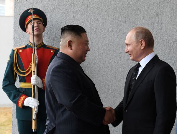 ولادیمیر پوتین، رئيس جمهور روسیه و کیم جونگ اون، رهبر کره شمالی طی دیدار دوجانبه در ولادی وستوک روسیه - اسپوتنیک ایران  