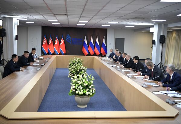 ولادیمیر پوتین، رئيس جمهور روسیه و کیم جونگ اون، رهبر کره شمالی طی دیدار دوجانبه در ولادی وستوک روسیه - اسپوتنیک ایران  