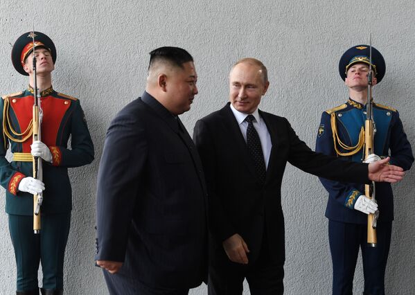 ولادیمیر پوتین، رئيس جمهور روسیه و کیم جونگ اون، رهبر کره شمالی طی نشست دوجانبه در جزیره روسکی - اسپوتنیک ایران  
