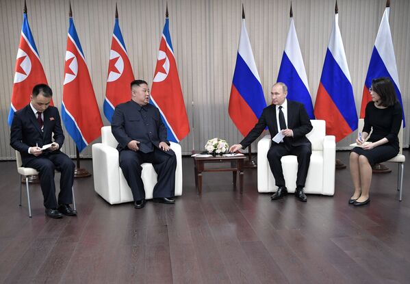 ولادیمیر پوتین، رئيس جمهور روسیه و کیم جونگ اون، رهبر کره شمالی طی نشست دوجانبه در جزیره روسکی - اسپوتنیک ایران  