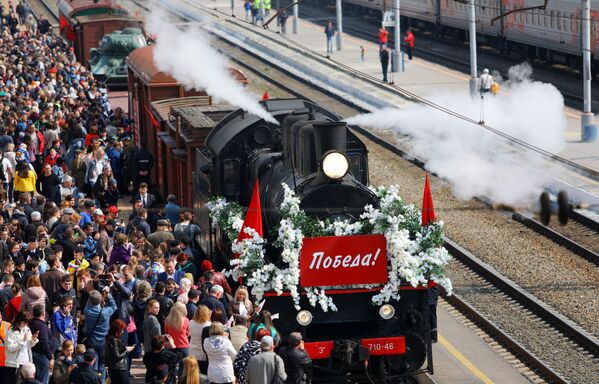 ساکنین شهر بلگورود روسیه در هنگام استقبال از قطار پیروزی - اسپوتنیک ایران  