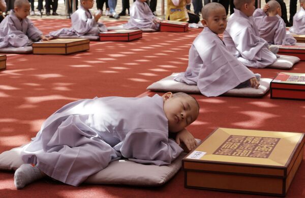 یک پسر پس از مراسم اصلاح سر و تعهد به راهبان به مناسبت 2563امین روز تولد بودا در معبد جووهه در سئول، کره جنوبی - اسپوتنیک ایران  