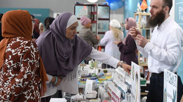 Посетители международной выставки Russia Halal Expo-2019 в Казани, которая проходит в рамках XI международного экономического саммита Россия — Исламский мир: KazanSummit - اسپوتنیک ایران  