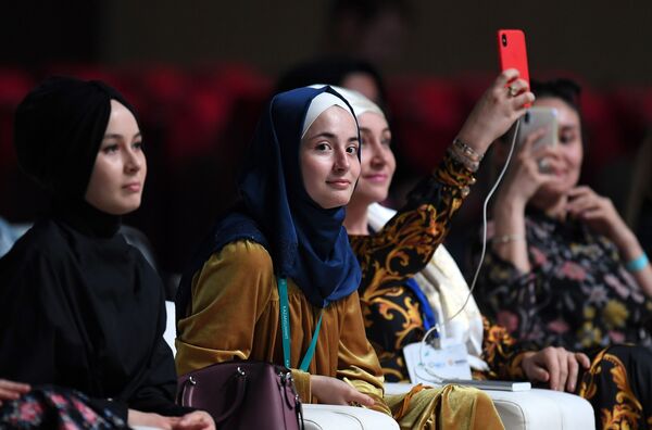 بازدیدکنندگان نمایش مد «RUSSIA-OIC FASHIONWAY 2019» در چارچوب اجلاس اقتصادی بین المللی «روسیه ، جهان اسلام» در کازان - اسپوتنیک ایران  