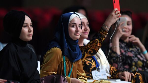Зрительницы модного показа «RUSSIA-OIC FASHIONWAY 2019» в рамках XI Международного экономического саммита Россия — Исламский мир: KazanSummit - اسپوتنیک ایران  