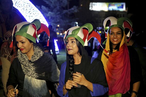 جشن گرفتن امضای توافق هسته ای در خیابان های تهران - اسپوتنیک ایران  