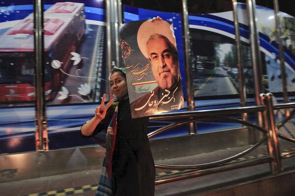 زن هوادار حسن روحانی در تهران - اسپوتنیک ایران  