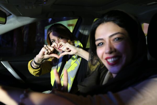 شادی دختران ایرانی پس از امضای توافق هسته ای - اسپوتنیک ایران  
