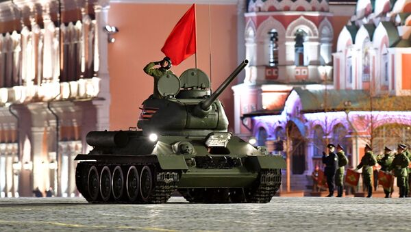 تانک تی 35-85 در تمرین شبانه رژه پیروزی در میدان سرخ مسکو به مناسبت 74مین سالگرد پیروزی در جنگ جهانی - اسپوتنیک ایران  