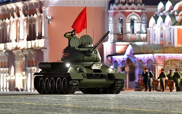تانک تی 35-85 در تمرین شبانه رژه پیروزی در میدان سرخ مسکو به مناسبت 74مین سالگرد پیروزی در جنگ جهانی - اسپوتنیک ایران  