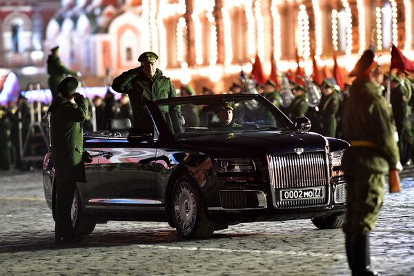 خوردو کروکی  Aurus Senat  در تمرین شبانه رژه پیروزی در  مسکو به مناسبت 74مین سالگرد پیروزی در جنگ جهانی - اسپوتنیک ایران  