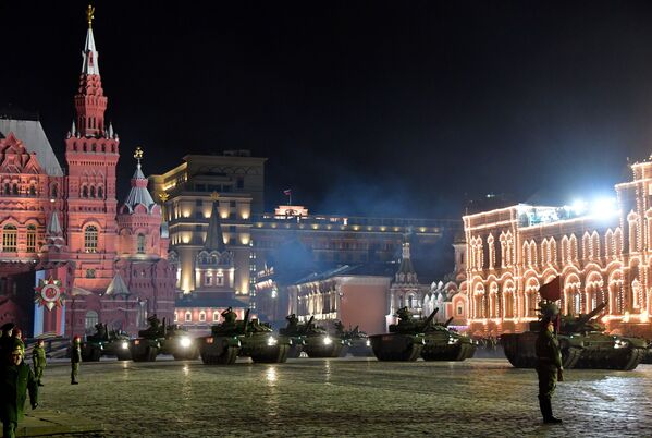 تانک های تی 72 بی 3 در تمرین شبانه رژه پیروزی در میدان سرخ مسکو به مناسبت 74مین سالگرد پیروزی در جنگ جهانی - اسپوتنیک ایران  