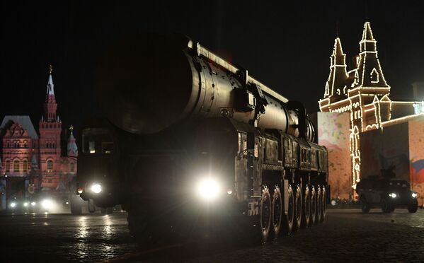 دستگاه پرتاب خودکار  یارس در تمرین شبانه رژه پیروزی در میدان سرخ مسکو به مناسبت 74مین سالگرد پیروزی در جنگ جهانی - اسپوتنیک ایران  