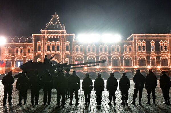 توپخانه  مستا-اس در تمرین شبانه رژه پیروزی در میدان سرخ مسکو به مناسبت 74مین سالگرد پیروزی در جنگ جهانی - اسپوتنیک ایران  