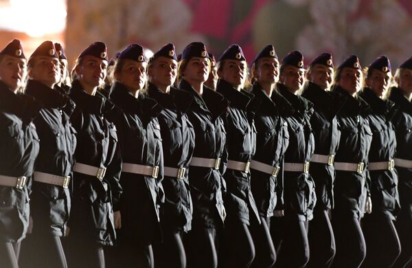 سربازان در تمرین شبانه رژه پیروزی در  مسکو به مناسبت 74مین سالگرد پیروزی در جنگ جهانی - اسپوتنیک ایران  