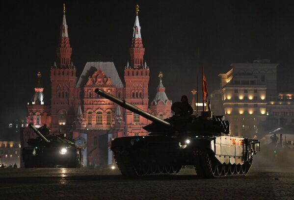 تانک های تی 72 بی 3 در تمرین شبانه رژه پیروزی در میدان سرخ مسکو به مناسبت 74مین سالگرد پیروزی در جنگ جهانی - اسپوتنیک ایران  