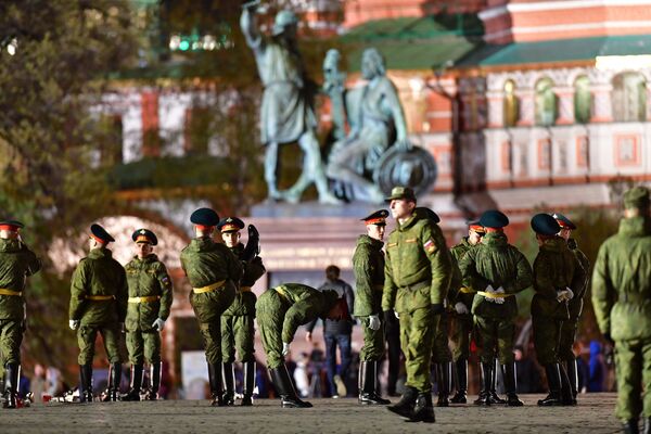 سربازان در تمرین شبانه رژه پیروزی در  مسکو به مناسبت 74مین سالگرد پیروزی در جنگ جهانی - اسپوتنیک ایران  
