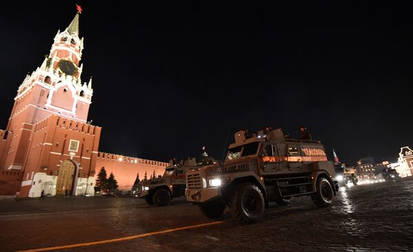 خودرو زرهی پاترول  در تمرین شبانه رژه پیروزی در  مسکو به مناسبت 74مین سالگرد پیروزی در جنگ جهانی - اسپوتنیک ایران  