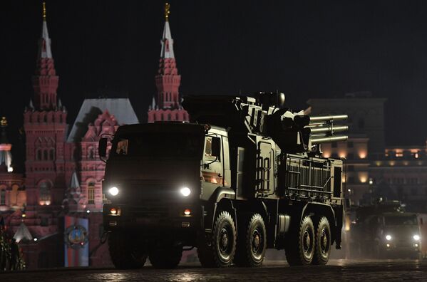 سیستم موشکی ضدهوایی پانتسیر-اس در تمرین شبانه رژه پیروزی در  مسکو به مناسبت 74مین سالگرد پیروزی در جنگ جهانی - اسپوتنیک ایران  