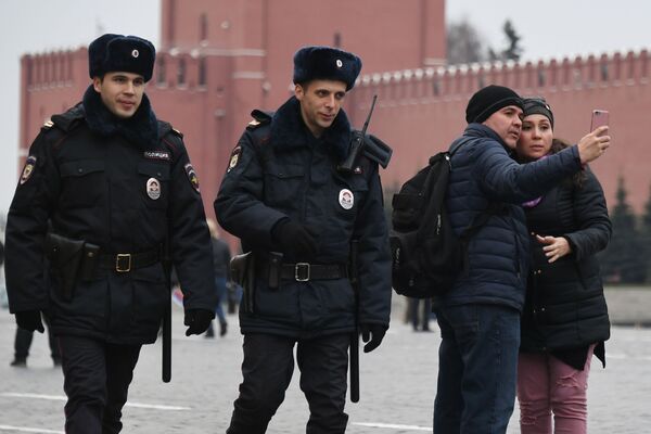 توریست ها با پلیس مسکو عکس یادگاری می گیرند - اسپوتنیک ایران  