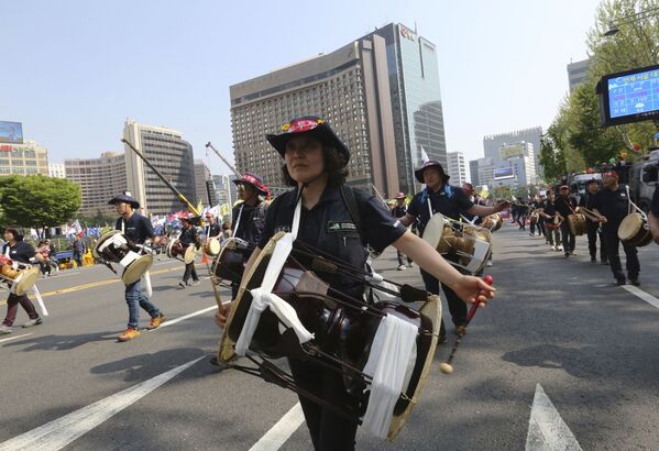 اعضای فدراسیون کارگران کره در حال نواختن روی طبل در راهپیمایی ماه مه در سئول، کره جنوبی - اسپوتنیک ایران  