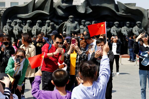 توریست های چینی از مجسمه های جنگ کره در چین - اسپوتنیک ایران  