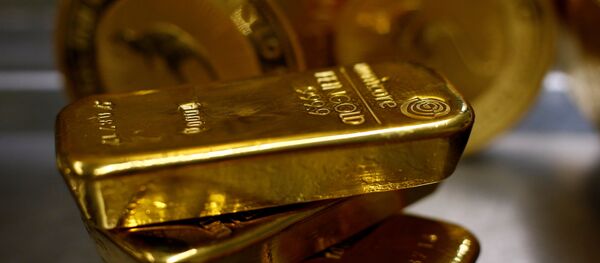 هجوم مردم به طلافروشیها در ایران برای فروش طلا هجوم مردم به طلافروشیها در ایران برای فروش طلا - اسپوتنیک ایران