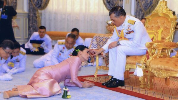 مراسم عروسی پادشاه تایلند واجیرالونگ کورن و عروسش - اسپوتنیک ایران  