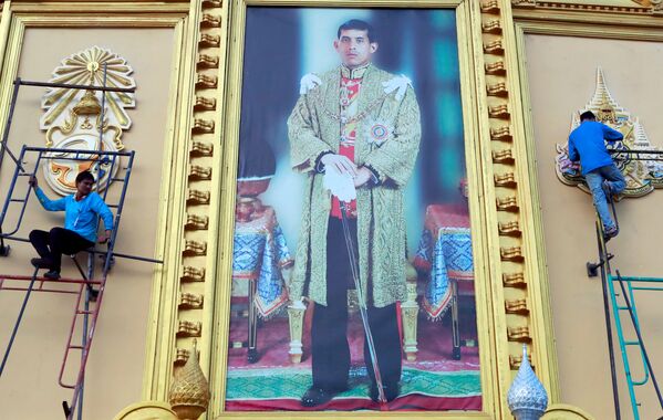 پرتره شاه تایلند ماهاواجیرالونگ کورن در آستانه مراسم تاجگذاری در بانکوک - اسپوتنیک ایران  