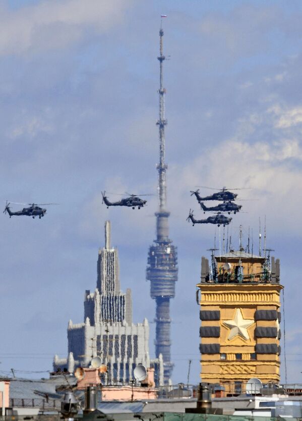 بالگردهای «می 28 ان-شکارچی های شب» در تمرین نمایش هوایی مسکو به مناسبت رژه پیروزی در جنگ جهانی دوم - اسپوتنیک ایران  