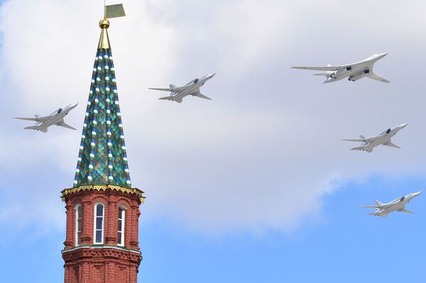 بمب افکن های استراتژیک«تو-160» در تمرین نمایش هوایی مسکو به مناسبت رژه پیروزی در جنگ جهانی دوم - اسپوتنیک ایران  