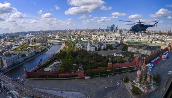 بالگردهای «می 8» در تمرین نمایش هوایی مسکو به مناسبت رژه پیروزی در جنگ جهانی دوم - اسپوتنیک ایران  