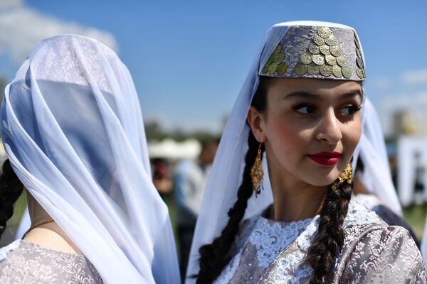 شرکت کنندگان در لباس های ملی در زمان برگزاری جشن «هیدرلز»، جشن بهار  و باروری در باغچه‌سرا - اسپوتنیک ایران  