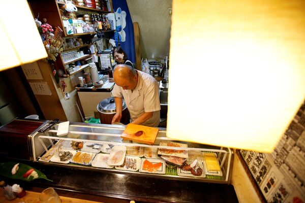 صرف سوشی در یکی از قدیمی ترین رستوران های سوشی در توکیو - اسپوتنیک ایران  