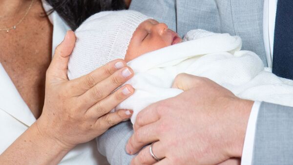 شاهزاده هری و همسرش پسر نوزاد خود را نشان دادند + عکس - اسپوتنیک ایران  