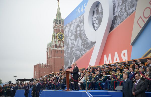 ولادیمیر پوتین، رئیس جمهور روسیه در مراسم رژه نظامی در میدان سرخ - مسکو - اسپوتنیک ایران  
