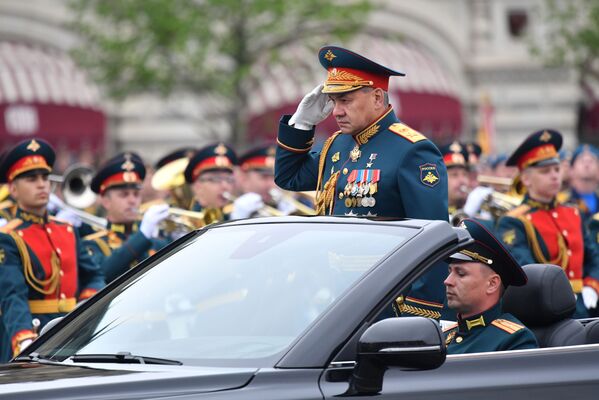 سرگئی شایگو، وزیر دفاع روسیه در مراسم رژه در میدان سرخ - مسکو - اسپوتنیک ایران  